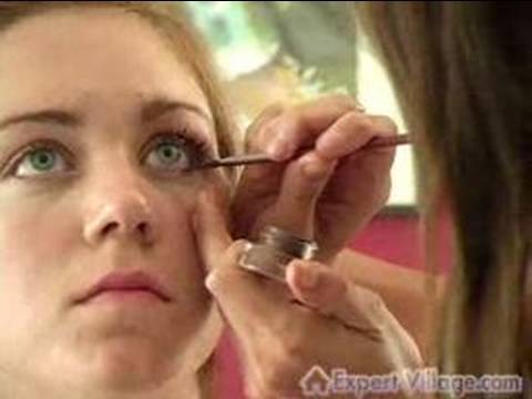 Profesyonel Makyaj Uygulamak İçin Nasıl : Eyeliner Nasıl Uygulanır  Resim 1