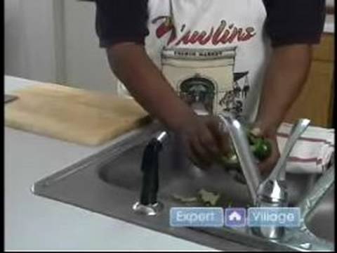 Bir Yayın Balığı Mahkeme Bouillon Tarifi Yapmak: Dolmalık Biber İçin Yapmak Creole Yayın Balığı Mahkeme Bouillon Kullanarak