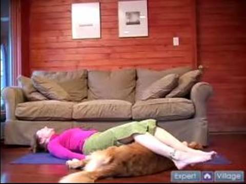 Köpek Yoga Poses Ve Pozisyonlar: Doga Ve Bacakları Üstünde Belgili Tanımlık Köpek Dinlenme Kullanarak Resim 1