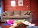 Köpek Yoga Poses Ve Pozisyonlar: Doga Ve Bacakları Üstünde Belgili Tanımlık Köpek Dinlenme Kullanarak Resim 3