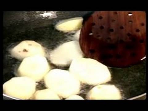 Sebzeli Hint Yemek Tarifleri : Hint Patates Tarifi İçin Yağ Koyarak Patates 