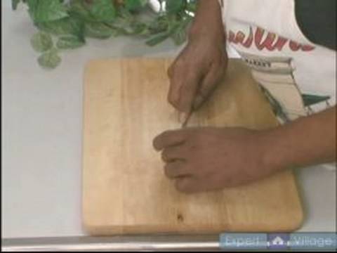 Creole Patates Salatası Tarifi Talimatları: Soğan Creole Patates Salatası İçin Kesmek.