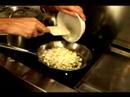 Nasıl Gurme Pancar Çorbası Yapmak: Pancar Çorbası İçin Soğan Sautéing