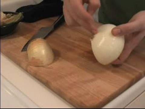 Domates Çorbası Nasıl Yapılır : Domates Çorbası Tarifi İçin Soğan Doğrayın  Resim 1