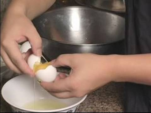 Nasıl Creme Brulee Yapmak: Creme Brûlée İçin Bir Yumurta Sarısı Ayıran