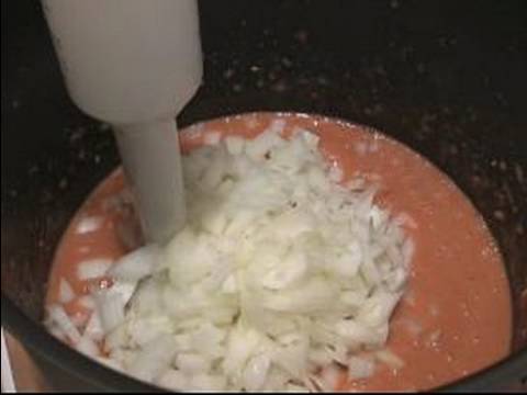 Nasıl Soğuk Çorba Yapmak İçin : Sarımsak Ve Soğan Gazpacho Ekleme  Resim 1