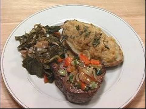 Biftek Ve Baharatlı Patates Dolması Tarifi: Biftek, Doldurulmuş Patates Ve Collard Yeşillik Nasıl Servis