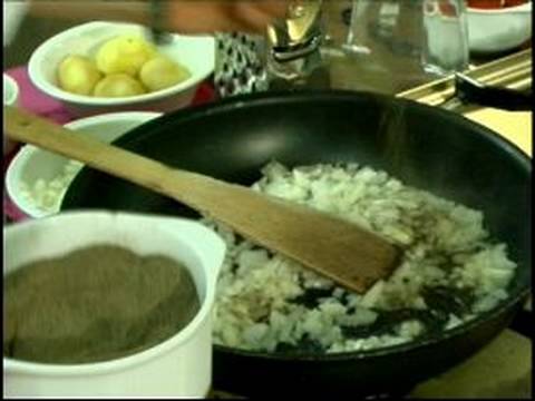 Nasıl Kızarmış Ördek Bacak Yapmak: Patates Püresi Ve Soğan Kızarmış Ördek Bacak İçin Hazırlanıyor: Bölüm 1