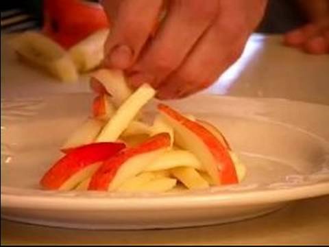 Sağlıklı Ham Yemek Tarifleri: Armut Meyve Salatası İçin Hazırlanıyor.