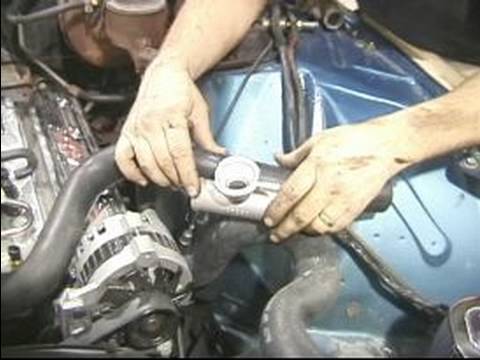 Bir Ford Chevy Motor Yüklemede Bitirme: Nasıl Bir Radyatör Hortumu Değiştirmek İçin Resim 1