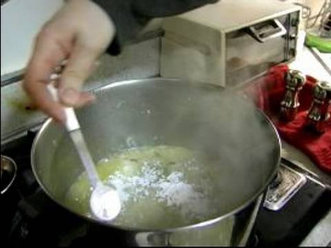 Nasıl Fransız Soğan Çorbası Yapmak: Fransız Soğan Çorbası İçin Unu Ekleyin Resim 1