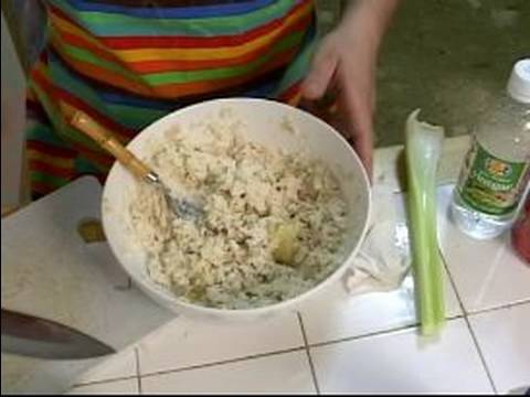 Nasıl Yapmak Ve Ton Balığı Salatası Hizmet: Ton Balıklı Salata İçin Hardal Ekleyin