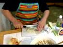 Nasıl Yapmak Ve Ton Balığı Salatası Hizmet: Ton Balıklı Salata İçin Soğan Ekleyin