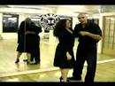 Latince Bachata Dansı Yapmayı: Nasıl Kolunun Altında Eşzamanlı Bachata Dansı Döner Resim 4
