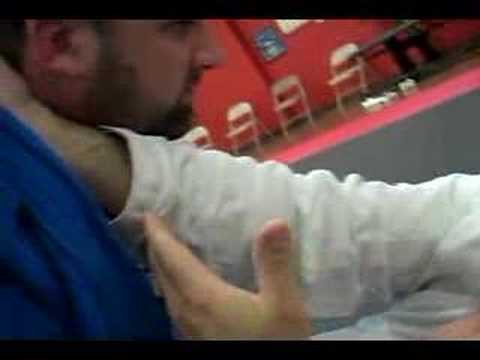 Brezilya Japon Sporu Yaka Choke: Nasıl Bir Brezilyalı Jujitsu Yaka Choke Guard Pozisyonunda