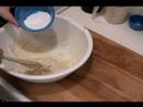 & İrlandalı Soda Beyaz Kahverengi Ekmek Tarifi : Karıştırma İrlandalı Soda Ekmek İçin Islak Malzemelerle Mayalanma 