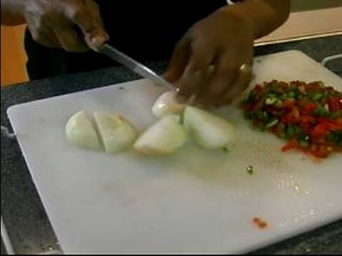 Nasıl İspanyolca Tavuk Fricassée Yapmak: İspanyolca Tavuk Yahni Pişirmek İçin Soğan Kesme