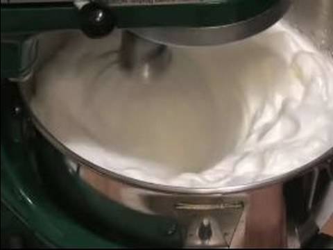 Nasıl Kek Yapmak İçin : Yumurta Akı Beyaz Çikolatalı Pasta Yapmak İçin Kamçılıyor 