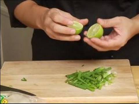 Çekti Tavuk Yemeği Nasıl Pişirilir : Çekti Tavuk Enchiladas İçin Yeşil Soğan Ve Kireç Ekleme 