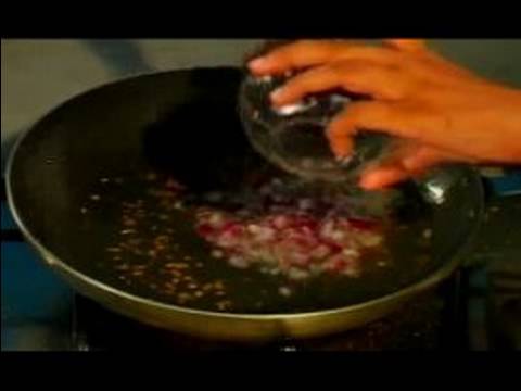 Nasıl Hint Mercimek Ve Hint Capsicum Yapmak: Hint Mercimek Pişirirken Kimyon Tohumu Kaydırmak İçin Ekleme
