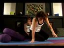 Restoratif Yoga Poses Öğrenin: Yoga Bolster İle İlişkili Açı Desteklenen Resim 2
