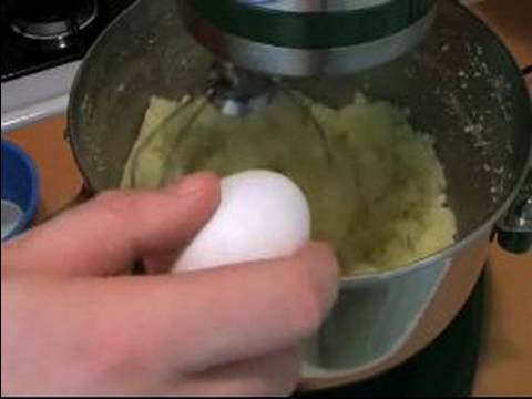 Kolay Sade Kek Tarifi: Sade Kek Tarifi Yapmak İçin Yumurta Ekleme Resim 1