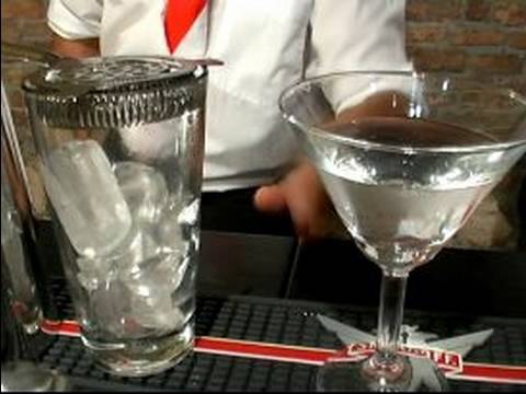 Nasıl Barmenlik Ve Yapmak Kokteyller Yapılır: Martini Hizmet