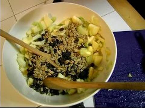 Apple Pirinç Salatası Tarifi: Kuru Üzüm Apple Pirinç Salatası İçin Ekleme.