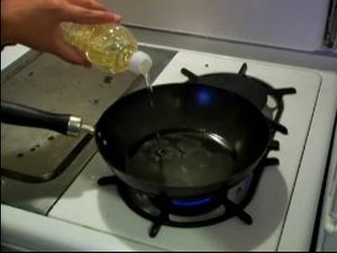 Nasıl Pozole Yapmak : Petrol Pozole İçin Tortilla Şeritler Kızartmak İçin Hazırlanıyor 