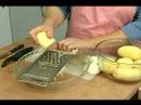 Geleneksel Koşer Yemekler Pişirme: Patates Ve Patates Kuegel İçin Soğan Rendeleyin