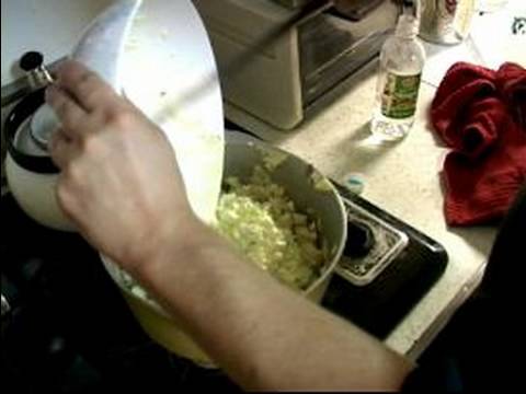 Amerikan Patates Salatası Tarifi: Patates Salatası İçin Sos Ekleyin