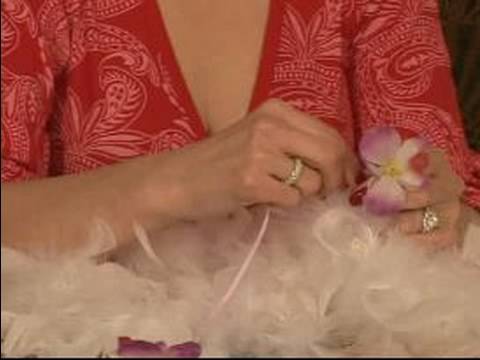 Nasıl Bir Bachelorette Parti Giydir Yapılır: Hawaiian Çiçek Bekarlığa Veda'nın Tüy Boa İçin Ekleme