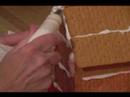 Nasıl Graham Kraker Gösterişli Evler Yapmak: Kabuk Kenarlığı İçin Bir Graham Kraker Gingerbread Ev Yapmak Nasıl Resim 3
