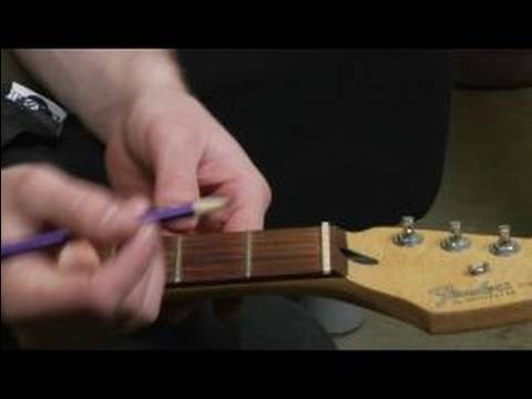 Elektrik Gitar Dizeleri Değiştirmek İçin Nasıl : Grafit İle Gitar Fındık Yağlayın Nasıl 