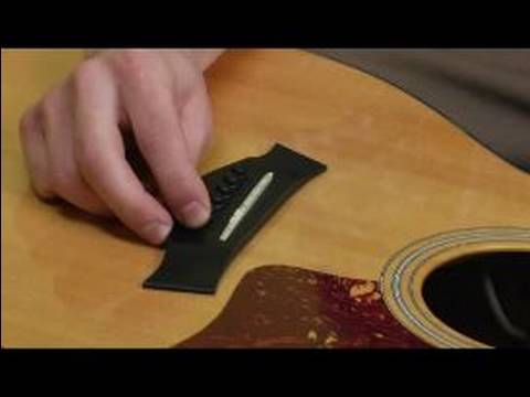 Nasıl Bir Akustik Gitar Üzerinde Dizeleri Değiştirmek İçin: Nasıl Kırık Dizeleri Gitarını Kaldırmak İçin Resim 1