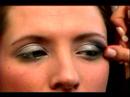 Nasıl Bir Carmen Electra Makyaj Göz Uygulanır: Bir Carmen Electra Makyaj Göz İçin Göz Farı Uygulamak Resim 4