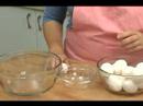 Nasıl Limon Mousse Yapmak İçin : Limon Kreması İçin Yumurtaları Ayırmak 