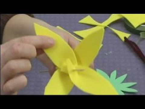Çocuklar İçin Köpük Çiçek El Sanatları: Ayçiçeği Yaprakları Çocukların El Sanatları İçin Ekleme Resim 1