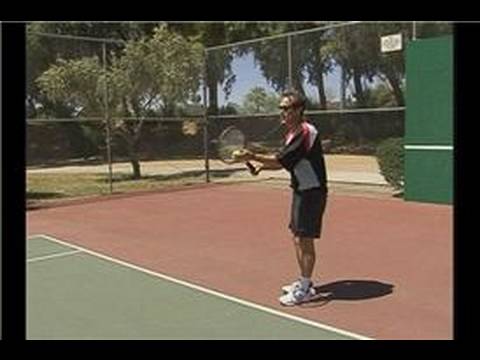 Gelişmiş Tenis Hizmet Eder : Bir Dilim İçin Bir Tenis Topu Hizmet Savurma 