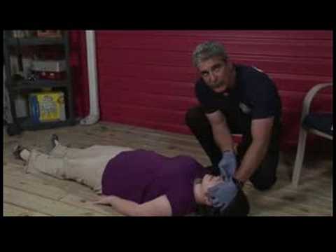 İlk Yardım Sırasında Yaralı Bir Kişinin Birincil Anket Davranış Nasıl İlk Yardım Ve Güvenlik İpuçları :  Resim 1