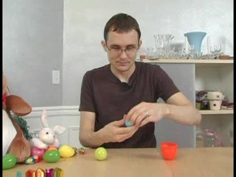 Çocuk İçin fikirler'nın Paskalya Sepeti : Plastik Paskalya Yumurtaları Doldurma\
