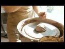 Nasıl Seramik Kupalar Yapmak İçin : Potter\'s Tekerlek Üzerinde Ortalama Kil  Resim 2