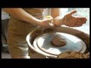 Nasıl Seramik Kupalar Yapmak İçin : Potter\'s Tekerlek Üzerinde Ortalama Kil  Resim 3