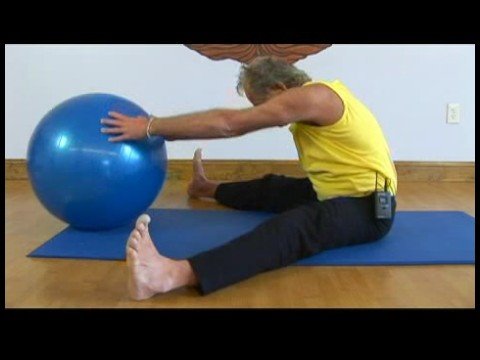 Yoga Sağlık Ve Sağlıklı Yaşam Egzersizleri : Yoga Topu Omuz Rulo Oturuyor  Resim 1