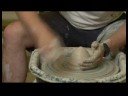 Seramik Güveç Çanağı nasıl yapılır : Tekerlek Wedging Potter\'In Clay Resim 3