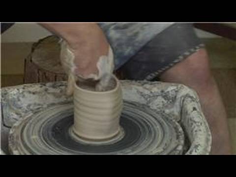 Çanak Çömlek Tekerlek Üzerinde Kil Kupalar : Çanak Çömlek Tekerlek Kil Bir Kupa Kaldırmak  Resim 1