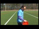 Freestyle Frisbee Uzanır, Backhand Ve Forehand Atar : Freestyle Frisbee Sandalye Fırlatmak Resim 2