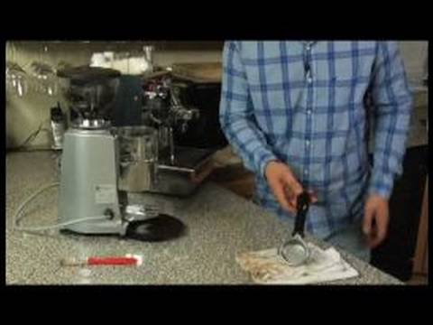 Nasıl Çift Kişilik Macchiatto Yapmak: Nasıl Espresso Doldurmak İçin Bir Çift Macchiatto İçin Sepet Vurdu