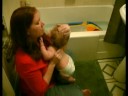 Bebeğe Banyo nasıl:'s Cradle Kap\Bir Bebek İle Başa çıkmak İçin Nasıl  Resim 2