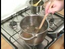 Nasıl Kremalı Mantar Çorbası Yapmak: Un Ve Et Suyu İçin Mantar Çorbasına Krema Ekleyin
